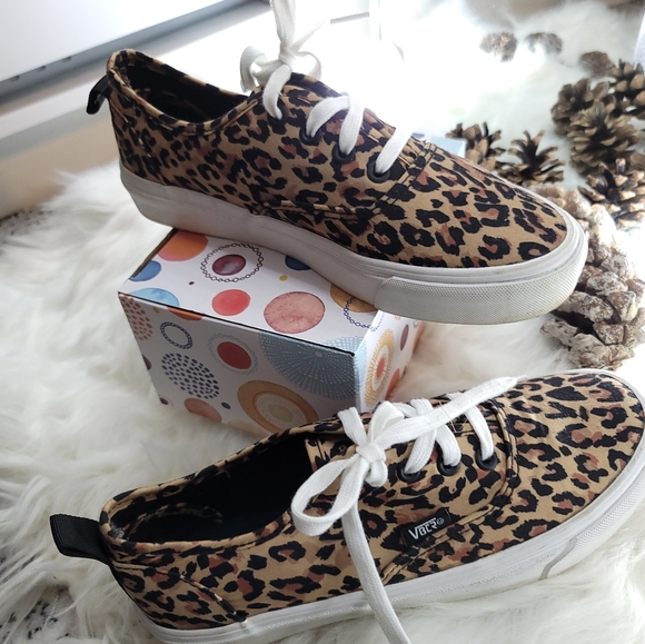 SHEIN Leopard Lace-Up Sneakers - Picture 5 of 6